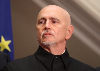 Киро спешно прати транспортния Събев на границата, за да заглуши утрешното посещение на Абровски