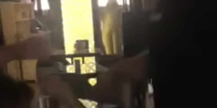 Сервитьор на Ричард Алибегов отвинти главата на клиент с шамар (ВИДЕО)