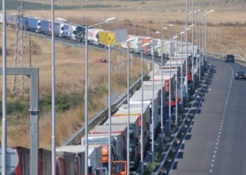 Заради безобразията на БАБХ на границата, опашките с тирове достигнаха километри