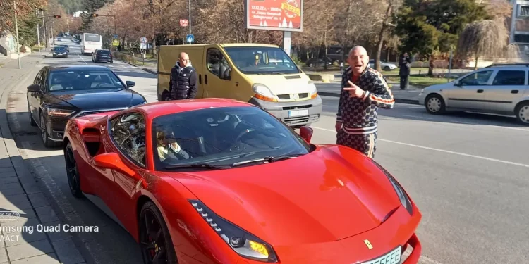 С ферари за 430 000 евро Нинджата отпарши към Гърция да купува предколедно нови имоти