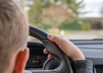 Малолетни откраднаха кола и катастрофираха с нея