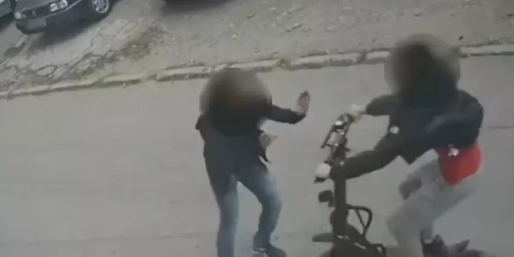 Наркодилър блъсна полицаи с тротинетка в опит да избяга