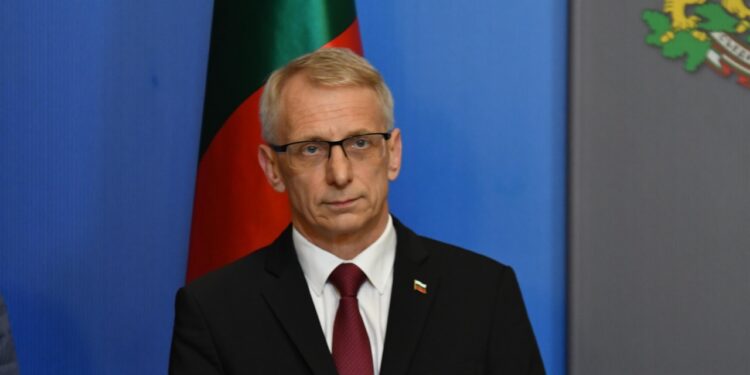 ГРАНДИОЗЕН СКАНДАЛ! С отвратителни лъжи и без заседание на МС Денков поиска оставката на шефа на ДАНС! Разпращал по куриер да събира подписи от министри