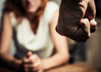 Издирват мъж, вкарал приятелката си в болницата с бой