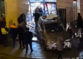 Кола се вряза в магазин в София, има ранени