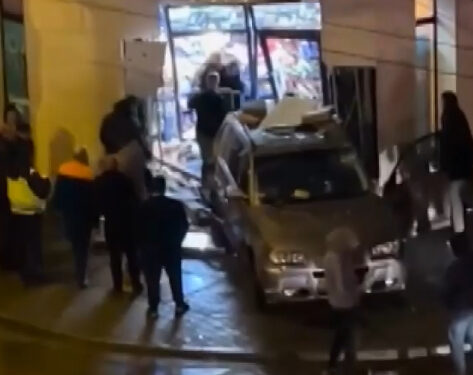 Кола се вряза в магазин в София, има ранени