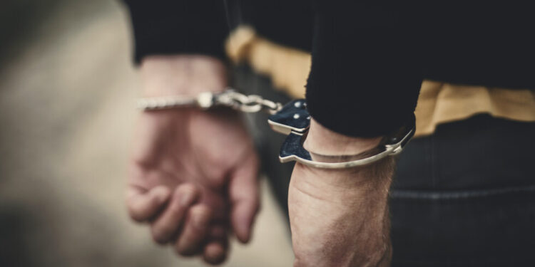 Задържаха двама за отвличане на жена и побой над партньора ѝ