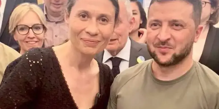 MEDIAMALL: Депутатката Белобрадова се пусна неглиже в парламента (СНИМКА)