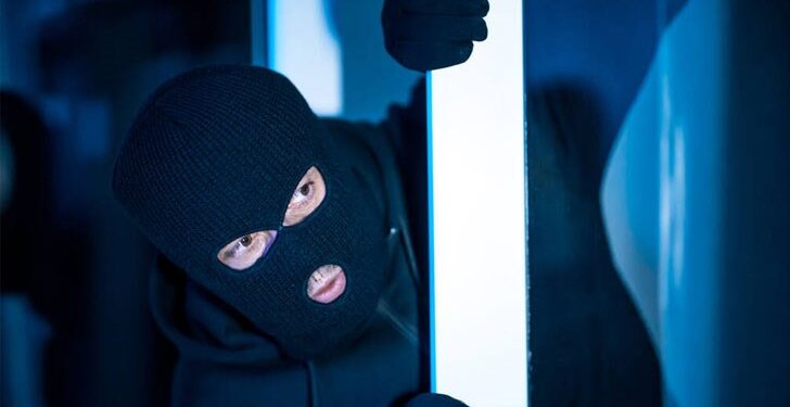 Неизвестни извършители са откраднали около 200 000 лева от дом край курортното село Огняново