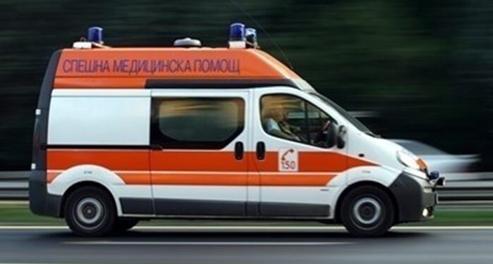 Пациент нападна екип на Спешна помощ, докато го карат с линейка