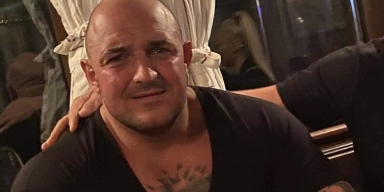 ЕКСКЛУЗИВНО В MUTRINEWS: Боби Маникатов е злодеят – кредитор забил кирка в автомобила на длъжник (СНИМКИ)