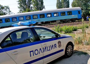 Мъж се самонамушка във влак, полицаи поискали личната му карта