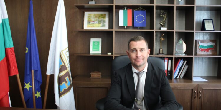 Кметът на Самоков в измамна схема с развод и имот (ДОКУМЕНТИ)