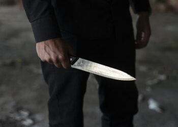 Полицията разследва опит за убийство, след като мъж е бил намушкан неколкоктрано