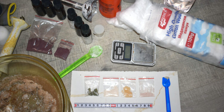 Разкриха домашна лаборатория за производство на наркотици в Плевен