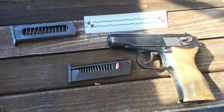 Полицаи иззеха незаконно оръжие и боеприпаси от частен дом