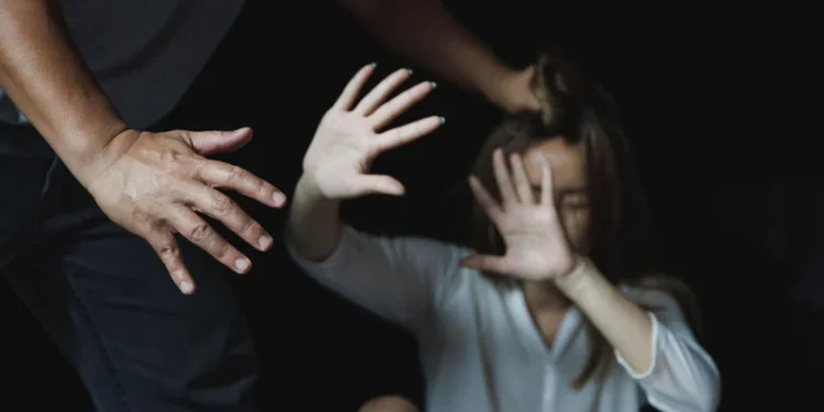 Арестуваха 18-годишен пребил непълнолетната си приятелка