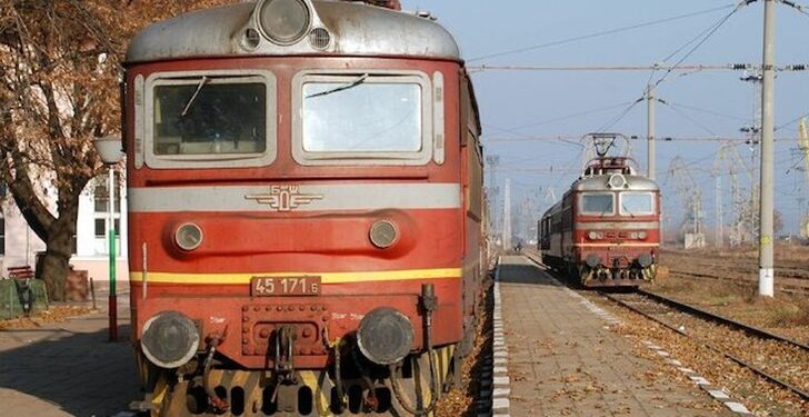 Машинист от гарата в Лом е срязал спирачните маркучи и е счупил стъклото на локомотива в Лом