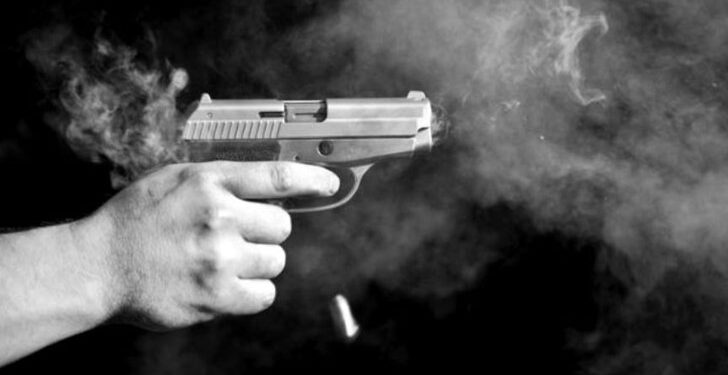 Възрастен мъж стеля по приятелката си на паркинг на комплекс