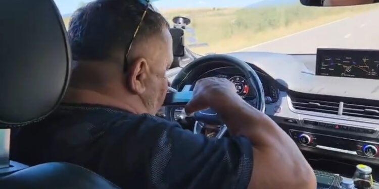 Шокиращо ВИДЕО показва бизнесмен, който шмърка и пие, докато шофира