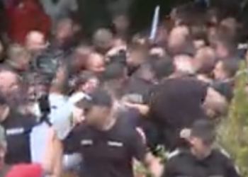 НАПРЕЖЕНИЕ В “БОЯНА”: Привържениците на Доган се сблъскаха с полицията (ВИДЕО)