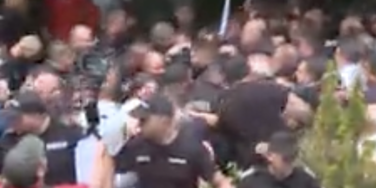 НАПРЕЖЕНИЕ В “БОЯНА”: Привържениците на Доган се сблъскаха с полицията (ВИДЕО)