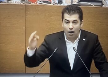 Съпартийци заподозряха Кирил Петков, че е бил дрогиран говорейки от трибуна в деня, в който поиска главата на Лорер!