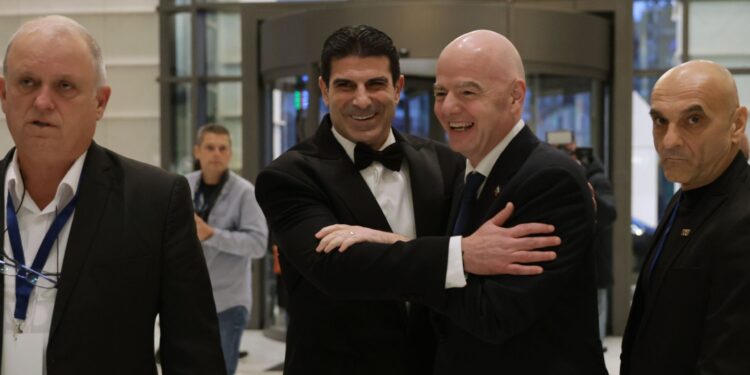 СКАНДАЛ! Пиян Гонзо изненадал президентите на ФИФА и УЕФА със стриптийз и гюбек