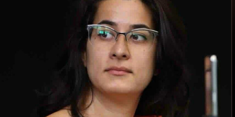 Журналист от регионалнния сайт „Информрежа“ тайно обслужва партия „Величие“ през… фризьорски салон на майка си