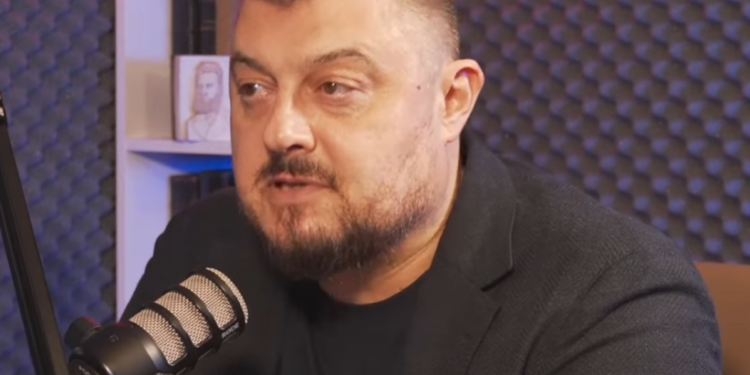 БОЛЕН НАРКОМАН! Медицинският отпадък Николай Бареков се лута неадекватен по пижама, халюцинира убийства и участва в безпаметни оргии с отрепки от всякакъв пол (жестоки разкрития)